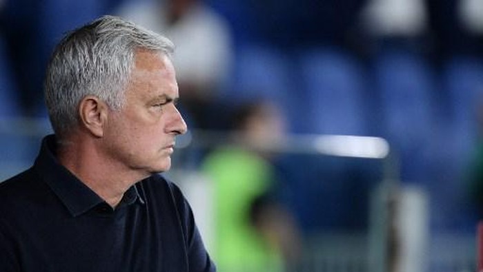 Romas Portuguese coach Jose Mourinho looks on prior to the Italian Serie A football match between AS Roma and AC Milan at the Olympic stadium in Rome on September 1, 2023. (Photo by Filippo MONTEFORTE / AFP)