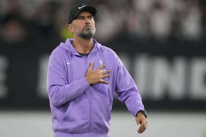 Liverpools manager Jurgen Klopp gestures to fans after the Europa League group E soccer match between Linzer ASK and FC Liverpool in Linz, Austria, Thursday, Sept. 21, 2023. (AP Photo/Matthias Schrader)