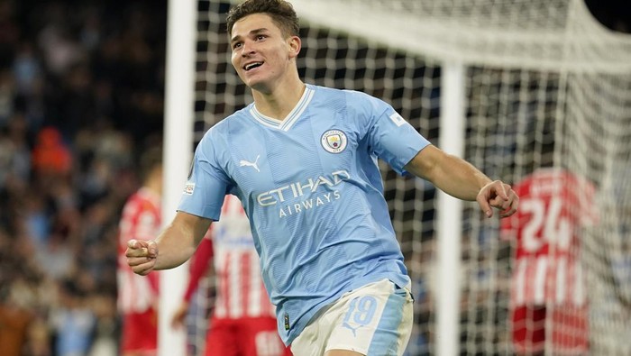 Manchester Citys Julian Alvarez celebrates after scoring his sides first goal during the Champions League group G soccer match between Manchester City and Red Star Belgrade in Manchester, England, Tuesday Sept. 19, 2023. (AP Photo/Dave Thompson)