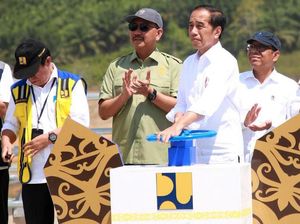 Kala Jokowi Buka Aliran Perdana Bendungan di IKN