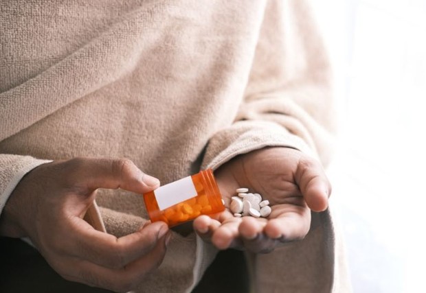 Kalsium/ foto: Unsplash/ towfiqu barbhuiya Seseorang memegang obat