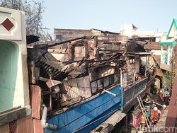Gegara Bakar Sampah Daun, 6 Rumah di Putat Surabaya Ikut Ludes Terbakar