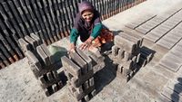 Kemarau Bawa Berkah Bagi Perajin Batu Bata
