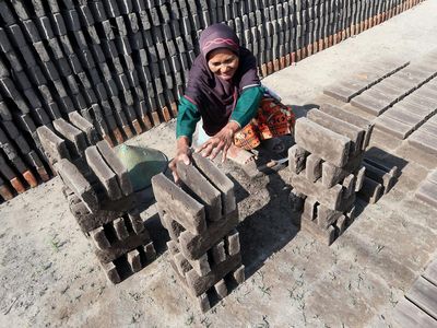 Kemarau Bawa Berkah Bagi Perajin Batu Bata