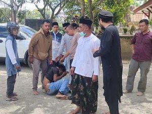 Pria di Kendari Babak Belur Diamuk Massa Usai Kepergok Curi HP di Masjid Pria di Kendari Babak Belur Diamuk Massa Usai Kepergok Curi HP di Masjid