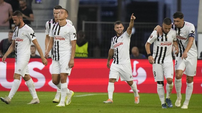 Kerja Keras Liverpool Kalahkan LASK Liverpool mesti kerja lebih keras saat bertamu ke markas LASK pada matchday I Liga Europa 2023/2024. Liverpool mesti comeback sebelum menang dengan skor 3-1. Pertandingan antara LASK vs Liverpool digelar di Raiffeisen Arena, Jumat (22/9/2023) dinihari WIB.