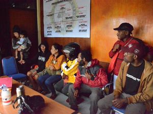 Polisi Evakuasi 9 Warga Usai KKB Bakar 7 Kios di Pasar Pegunungan Bintang