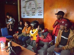 Polisi Evakuasi 9 Warga Usai KKB Bakar 7 Kios di Pasar Pegunungan Bintang