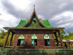 Unik! Kuil di Thailand Dibangun Pakai 1,5 Juta Botol Bir Bekas