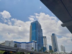 Langit Jakarta Biru Berawan Siang Ini, Kualitas Udaranya Gimana?