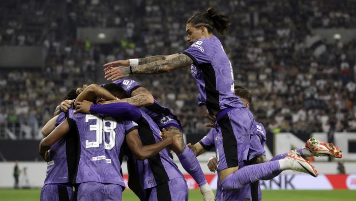 Soccer Football - Europa League - Group E - LASK Linz v Liverpool - Raiffeisen Arena, Linz, Austria - September 21, 2023 Liverpools Luis Diaz celebrates scoring their second goal with Darwin Nunez and teammates REUTERS/Leonhard Foeger