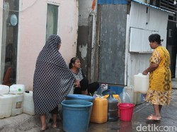 Warga Kampung Baru Panakkukang Keluhkan Pembagian Air BPBD Tak Merata
