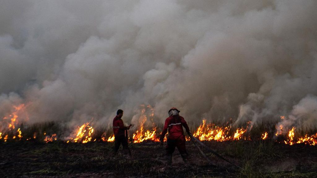 Damkar Terus Berjuang Padamkan Karhutla di Ogan Ilir Damkar Terus Berjuang Padamkan Karhutla di Ogan Ilir
