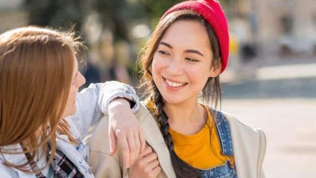 Mengecek keadaan teman/ foto: Freepik/ freepik