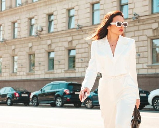 Meningkatkan kepercayaan diri/ foto: Freepik/ halayalex Perempuan berbaju putih