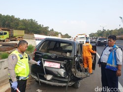 Mobil Pelat Merah Tabrak Pembatas Jalan Tol Cipularang, 2 Orang Terlempar