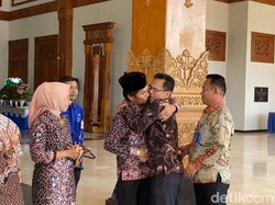 Momen Pamit Kaji Mbing Diwarnai Tangis Haru para Pejabat Pemkab Madiun