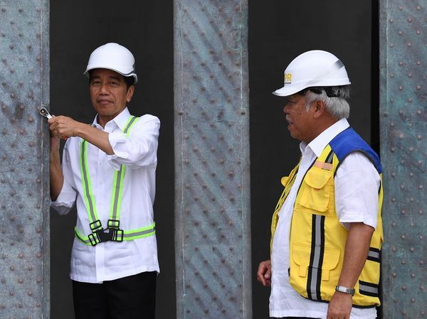 Momen Jokowi Pasang Bilah Pertama Garuda di Kantor Presiden IKN