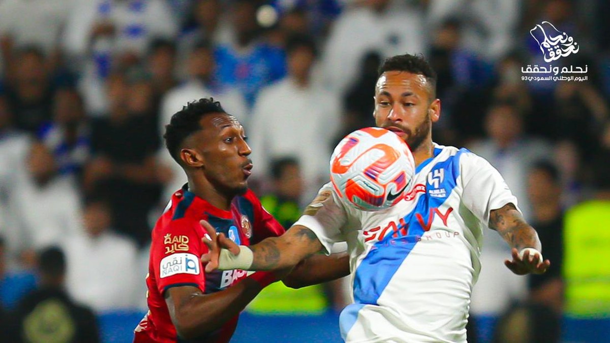Neymar (kanan) gagal mencetak gol ke gawang Damac. Foto: Dok. Saudi Pro League
