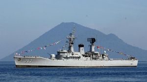 Parade Kapal Perang TNI AL Meriahkan Perairan Teluk Manado