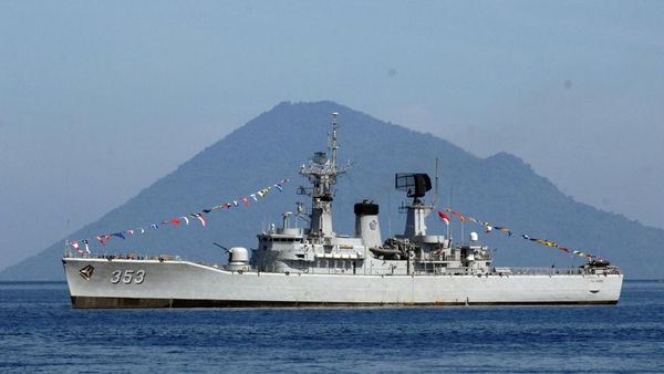 Parade Kapal Perang TNI AL Meriahkan Perairan Teluk Manado