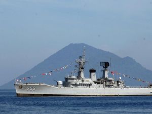 Parade Kapal Perang TNI AL Meriahkan Perairan Teluk Manado