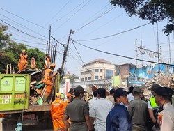 Pemprov DKI Kerahkan Alat Berat Bongkar Bangunan Lokasi Prostitusi Gang Royal
