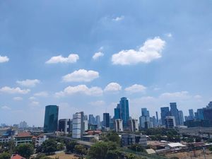 Kualitas Udara Membaik, Langit Jakarta Biru Cerah Hari Ini