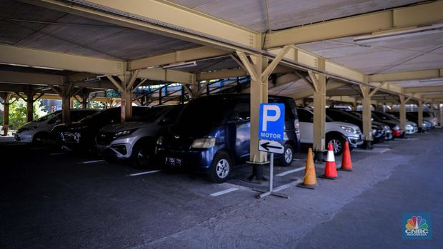 Pengendara memarkirkan sepeda motor di Park and Ride Terminal Kampung Rambutan, Jakarta, Jumat (22/9/2023). (CNBC Indonesia/Faisal Rahman)
