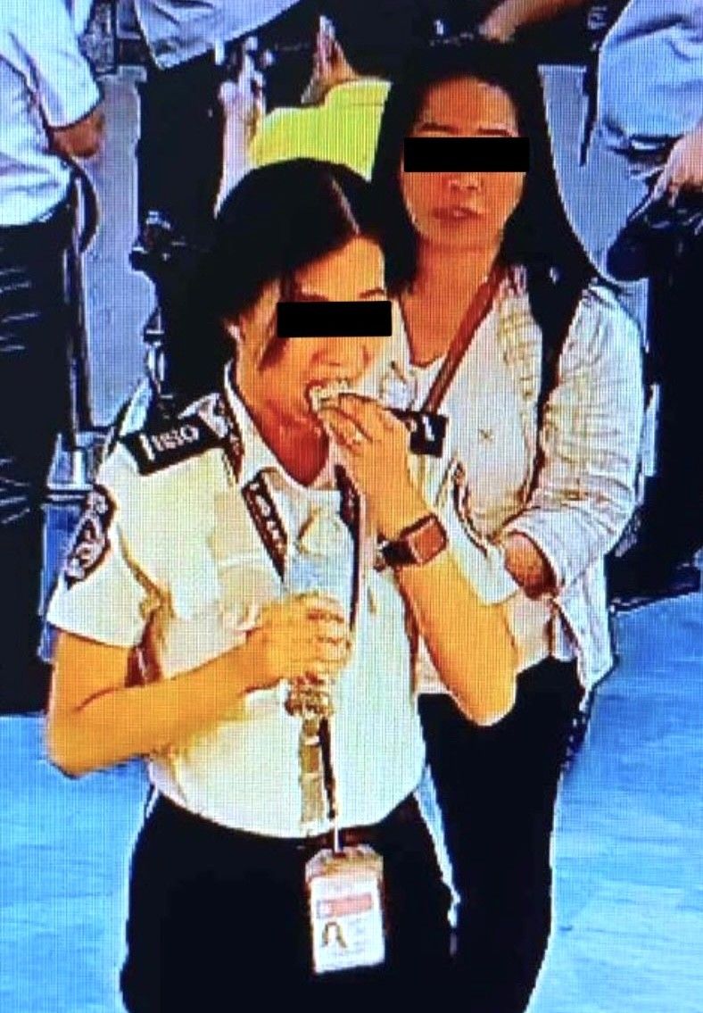 Rekaman CCTV petugas bandara curi dan telan uang penumpang