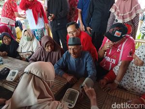 RS Apung PDIP Laksamana Malahayati Layani Kesehatan Ratusan Warga Surabaya RS Apung PDIP Laksamana Malahayati Layani Kesehatan Ratusan Warga Surabaya