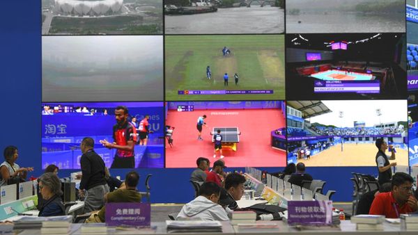 Potret Kesibukan Jurnalis di Media Center Asian Games Hangzhou