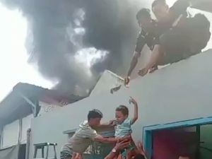 Salut! Prajurit Kostrad Selamatkan Bocah Terjebak Dekat Gudang Kimia Meledak