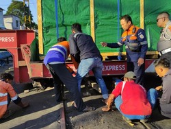 Truk Nyangkut di Perlintasan Malang Bikin Perjalanan 6 KA Tertunda