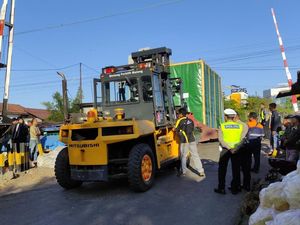 Jalur KA Kembali Normal Usai Truk Nyangkut di Perlintasan Malang Dievakuasi Jalur KA Kembali Normal Usai Truk Nyangkut di Perlintasan Malang Dievakuasi