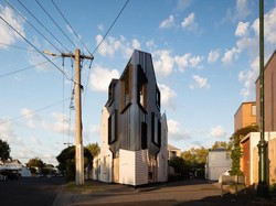 Rumah Ini dari Luar Kelihatan Tipis, Dalamnya Super Lengkap