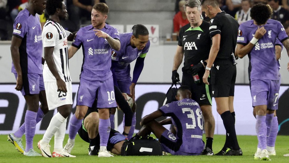 Ryan Gravenberch cedera usai bikin assist untuk Liverpool (REUTERS/LEONHARD FOEGER)