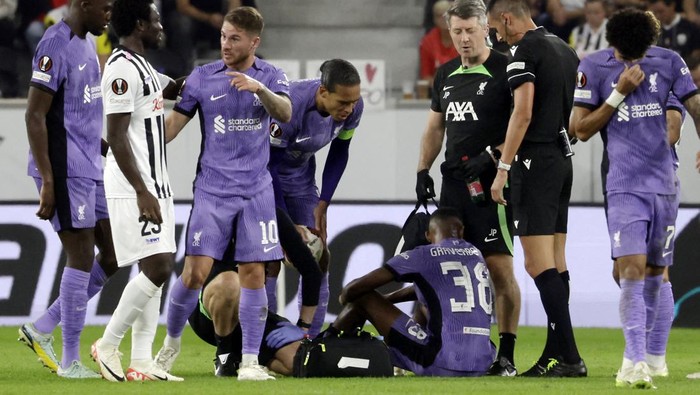 Soccer Football - Europa League - Group E - LASK Linz v Liverpool - Raiffeisen Arena, Linz, Austria - September 21, 2023 Liverpools Ryan Gravenberch receives medical attention after sustaining an injury REUTERS/Leonhard Foeger