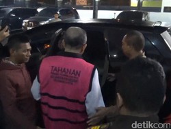 Penampakan 3 Tersangka Korupsi Bansos Covid-19 Ditahan Kejari Purwakarta