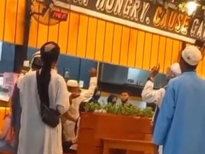 Heboh Sekelompok Pria Bergamis Mendadak Rukiah Mie Gacoan di Pamekasan
