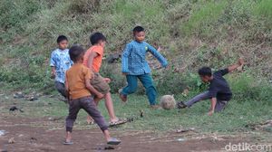 Saat Anak-anak Cileunyi Bandung Main Bola di Dasar Sungai Cikeruh