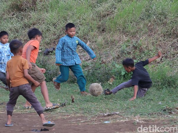 Saat Anak-anak Cileunyi Bandung Main Bola di Dasar Sungai Cikeruh