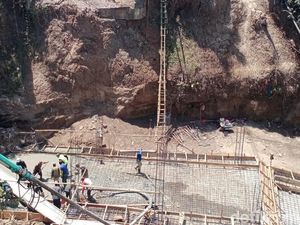 Tak Kunjung Diperbaiki, Warga Bangun Sendiri Jembatan Lembah Dieng Malang