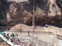 Tak Kunjung Diperbaiki, Warga Bangun Sendiri Jembatan Lembah Dieng Malang