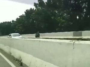 Pemotor Lawan Arah gegara Ada Razia di JLNT Casablanca Bakal Ditilang! Pemotor Lawan Arah gegara Ada Razia di JLNT Casablanca Bakal Ditilang!