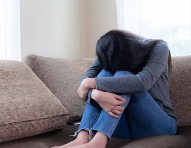 Perempuan sedang meringkuk