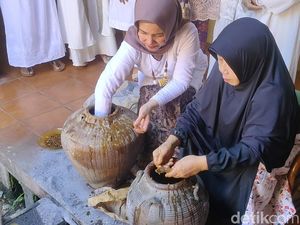 Tradisi Pembuatan Bekasem Ikan di Keraton Kasepuhan Jelang Maulid Nabi Tradisi Pembuatan Bekasem Ikan di Keraton Kasepuhan Jelang Maulid Nabi