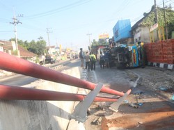 Truk Muat Ribuan Ayam Terguling dan Sempat Terbakar gegara Sopir Ngantuk