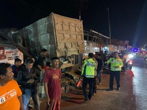 Dump Truk Tabrak Rumah Warga di Gresik gegara Sopir Ngantuk Dump Truk Tabrak Rumah Warga di Gresik gegara Sopir Ngantuk