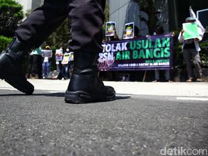 Warga Air Bangis Unjuk Rasa di Kantor Luhut, Tolak PSN